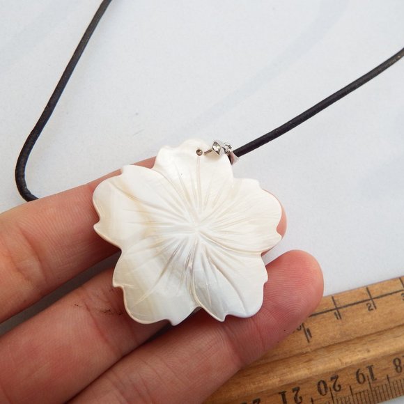 8.8grams Mother Of Pearl Carved And Polished Flower Design NeckLace - Picture 7 of 9